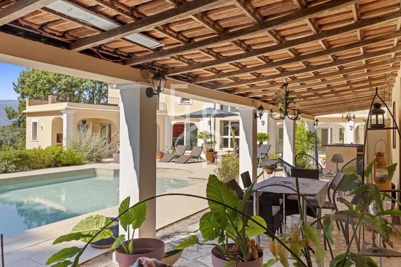 Villa - 226 m² - 10 pièces