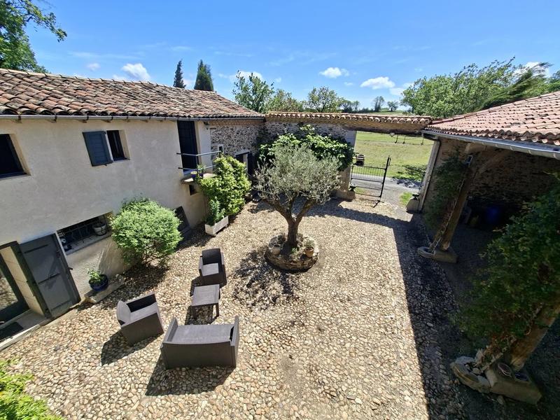 Propriété - 331 m²