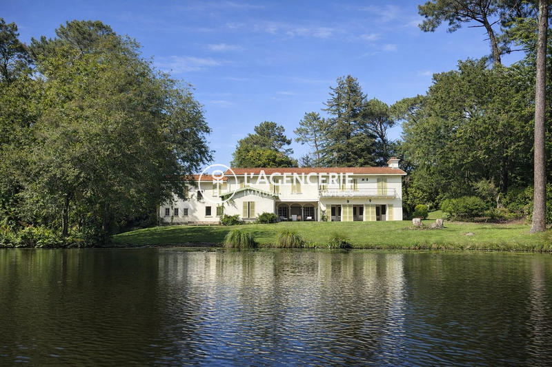 Maison - 411 m² - 10 pièces