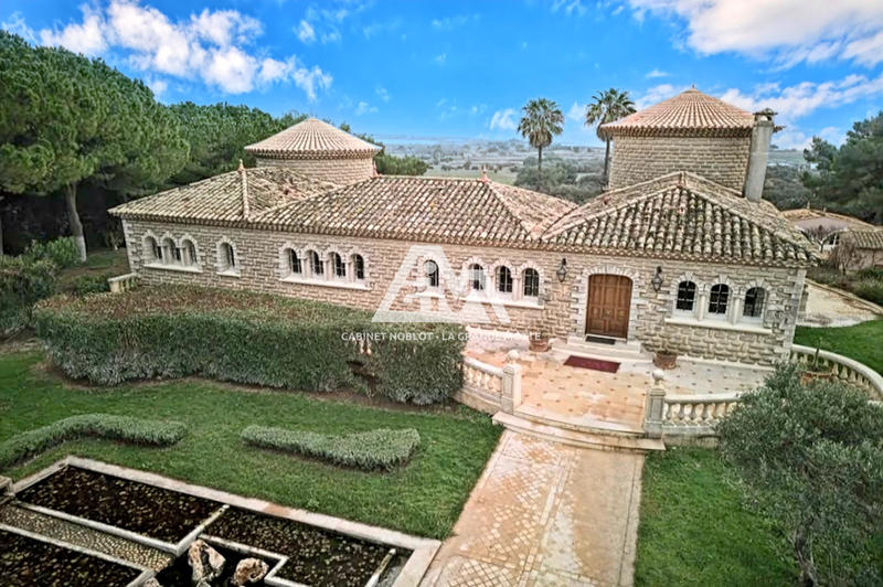 Maison de maîtres - 650 m² - 14 pièces