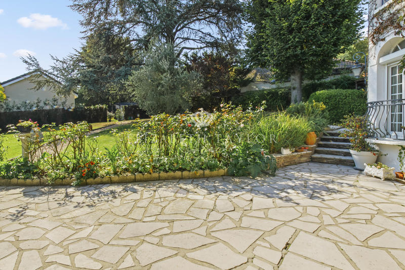 Propriété - 230 m² - 9 pièces