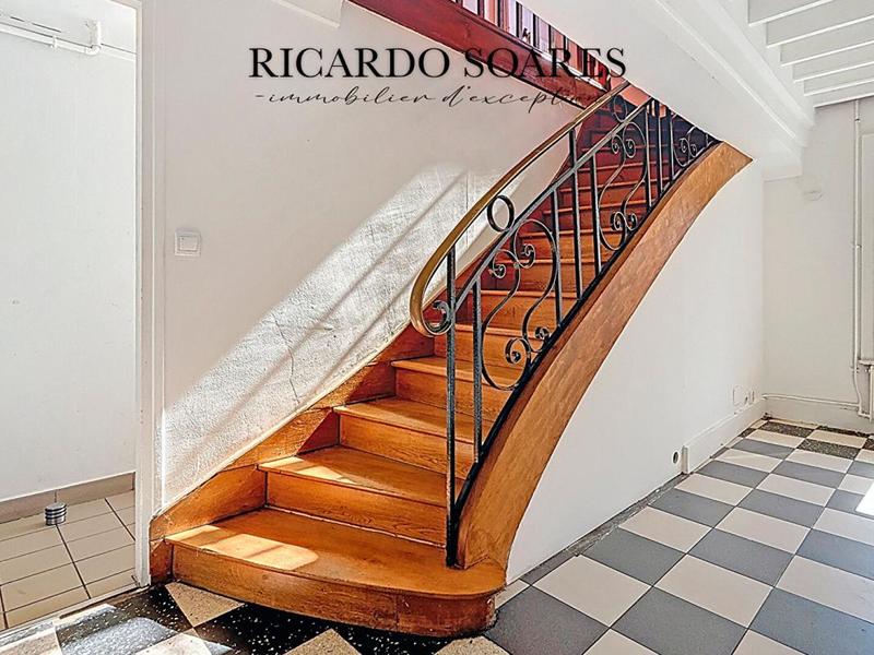 Propriété - 257 m² - 10 pièces