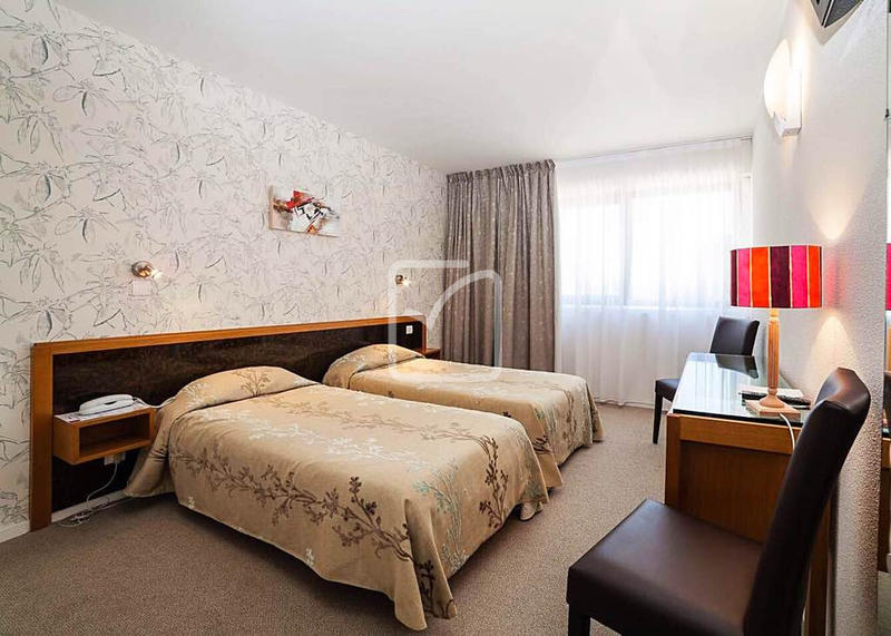 Propriété - 3 900 m² - 96 pièces