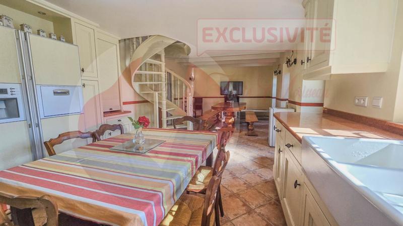 Maison - 450 m² - 11 pièces