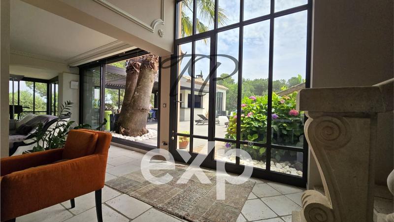 Maison - 230 m² - 7 pièces