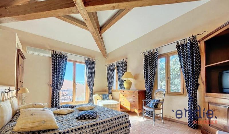 Maison - 650 m² - 12 pièces