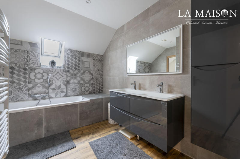 Maison traditionnelle - 160 m² - 7 pièces