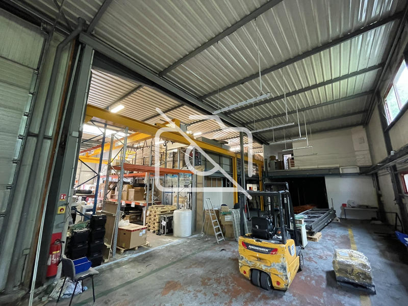 Entrepôt - 1 850 m²