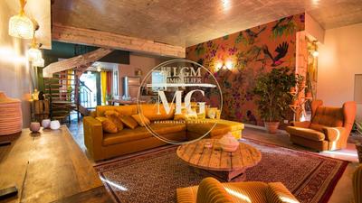 Maison - 1 046 m² - 29 pièces