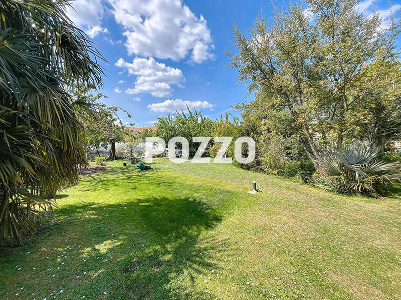 Maison - 2 000 m² - 14 pièces