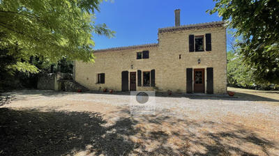 Maison - 451 m² - 11 pièces