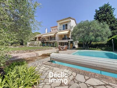 Maison - 256 m² - 8 pièces