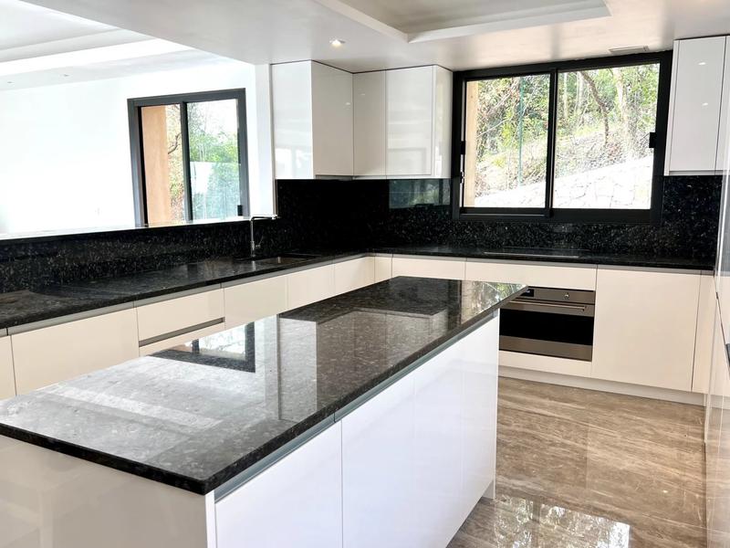 Maison - 360 m² - 10 pièces