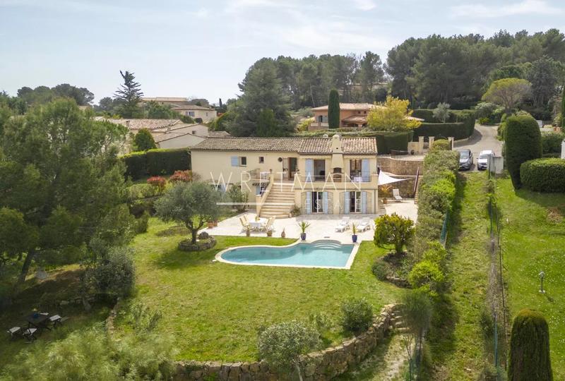 Maison - 218 m² - 9 pièces