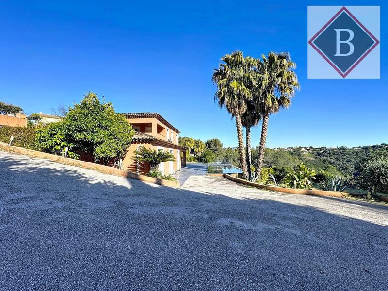 Maison - 250 m² - 6 pièces