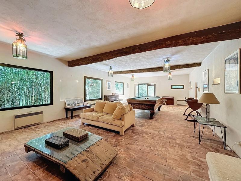 Propriété - 650 m² - 14 pièces