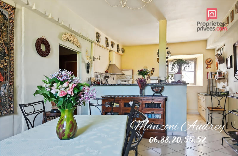 Demeure - 1 456 m² - 12 pièces