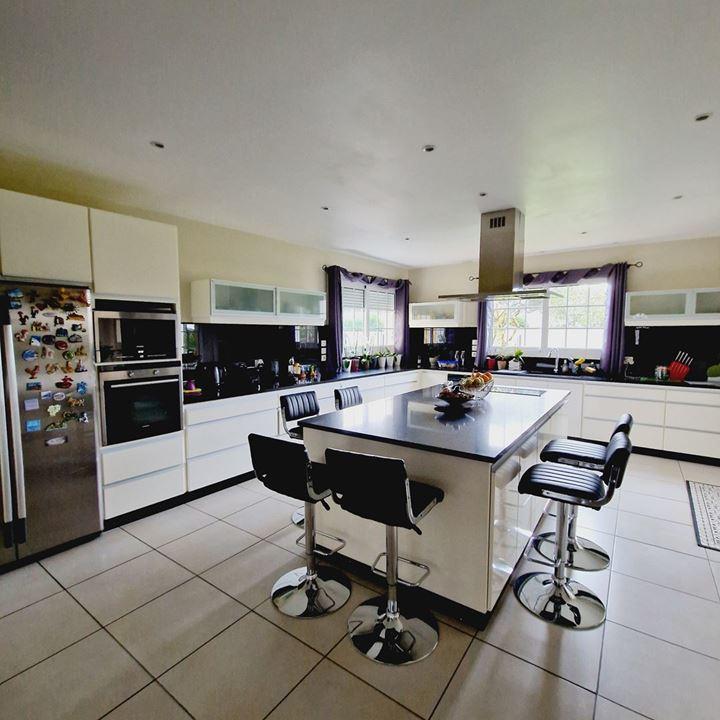 Maison traditionnelle - 230 m² - 6 pièces