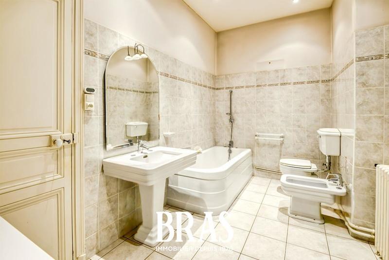 Hôtel particulier - 220 m² - 6 pièces