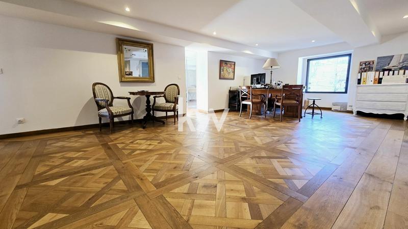 Maison - 600 m² - 10 pièces