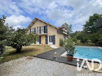 Maison - 216 m² - 8 pièces