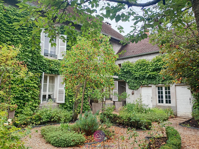 Maison - 390 m² - 11 pièces