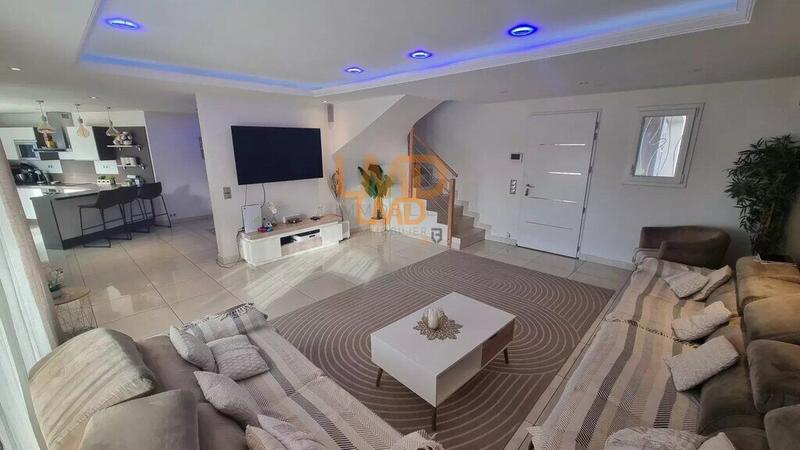 Propriété - 250 m² - 7 pièces