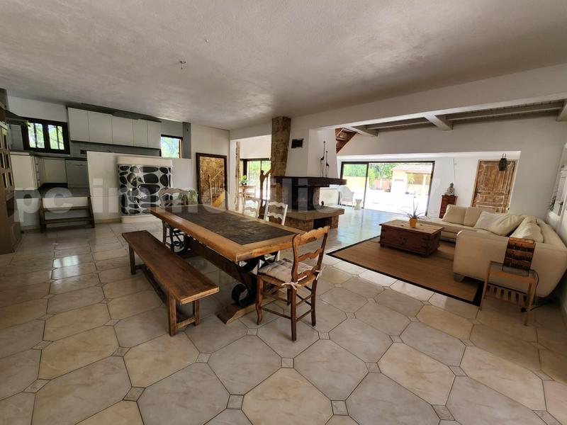 Villa - 271 m² - 8 pièces