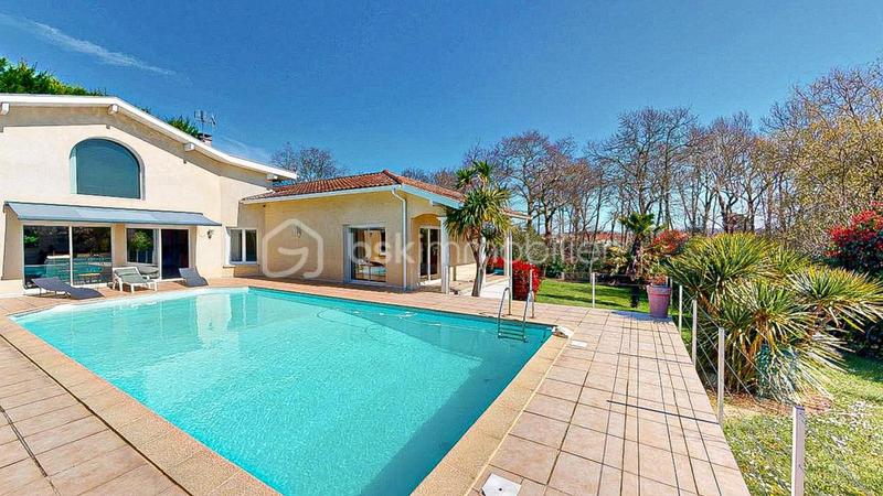 Propriété - 375 m² - 11 pièces