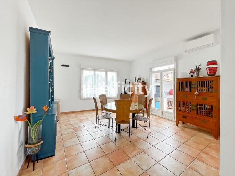 Maison - 180 m² - 7 pièces