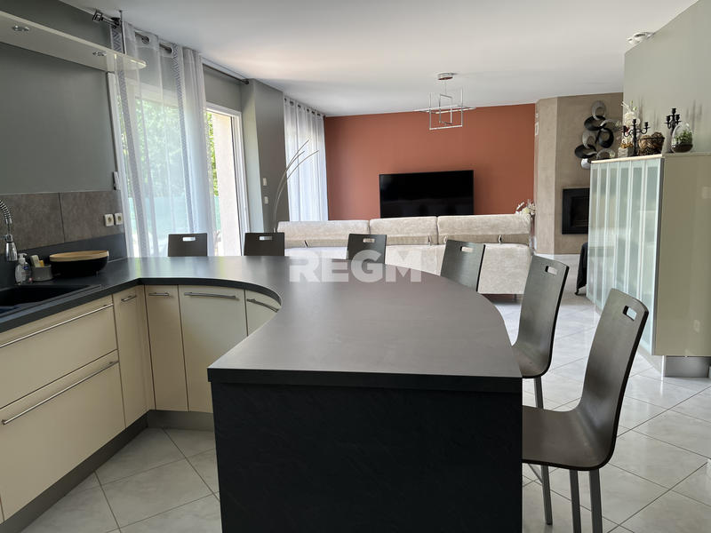 Maison - 215 m² - 8 pièces