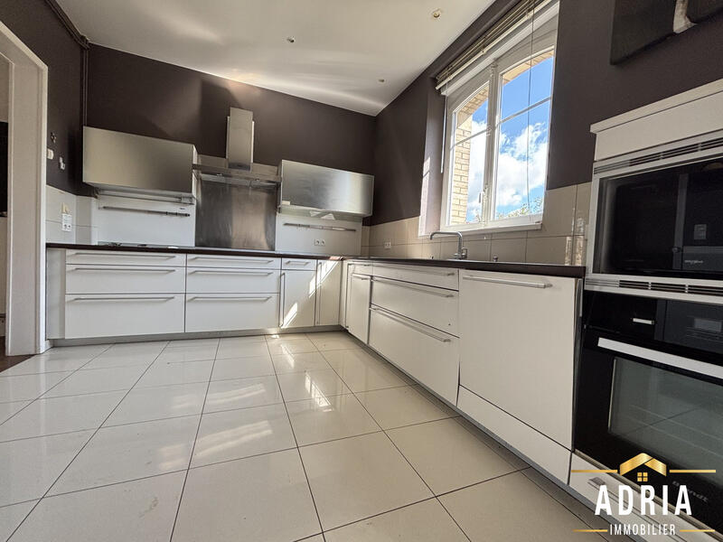 Maison - 323 m² - 10 pièces