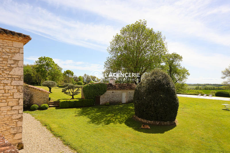 Maison - 360 m² - 12 pièces