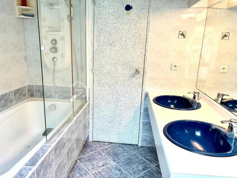 Maison - 222 m² - 10 pièces