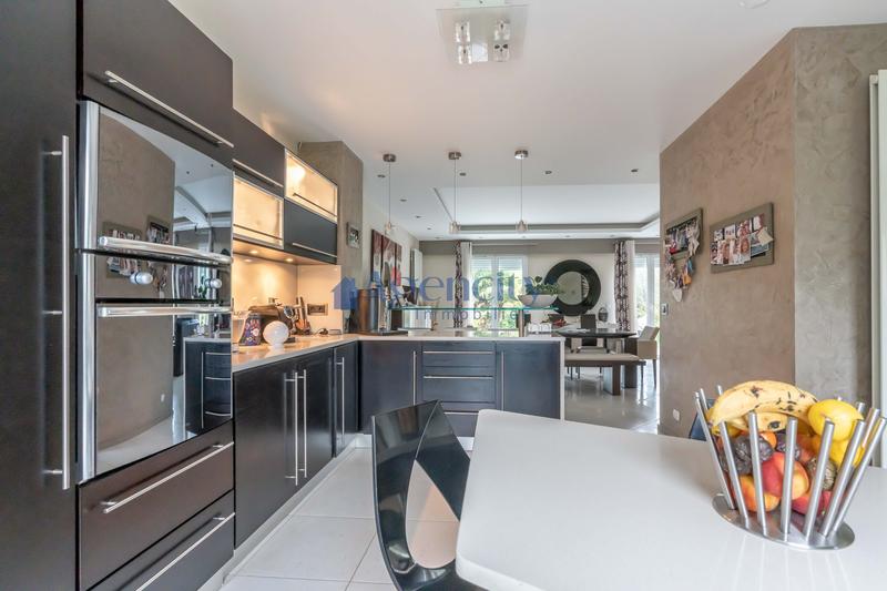 Maison - 214 m² - 7 pièces