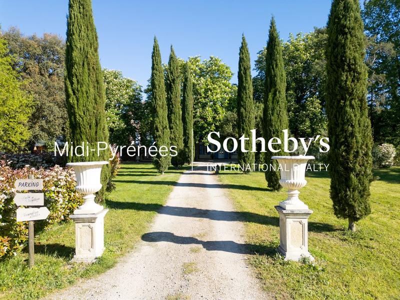 Maison - 1 000 m² - 20 pièces