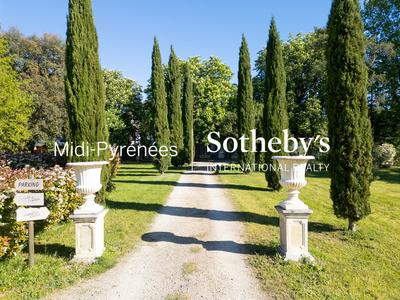 Maison - 1 000 m² - 20 pièces