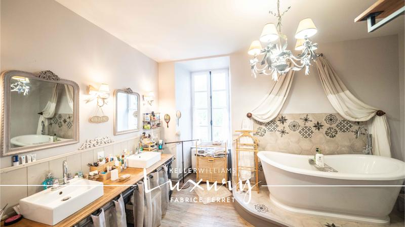 Maison - 465 m² - 14 pièces