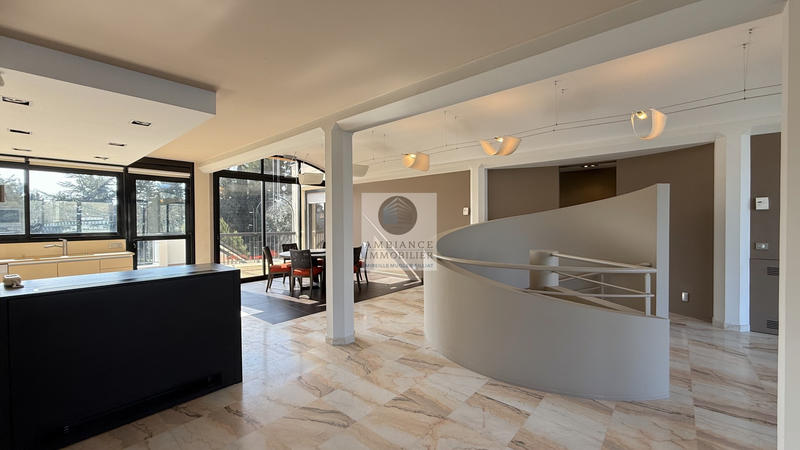 Maison - 215 m² - 6 pièces