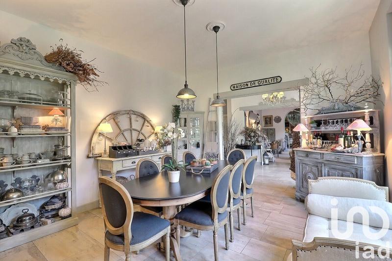 Maison - 250 m² - 10 pièces