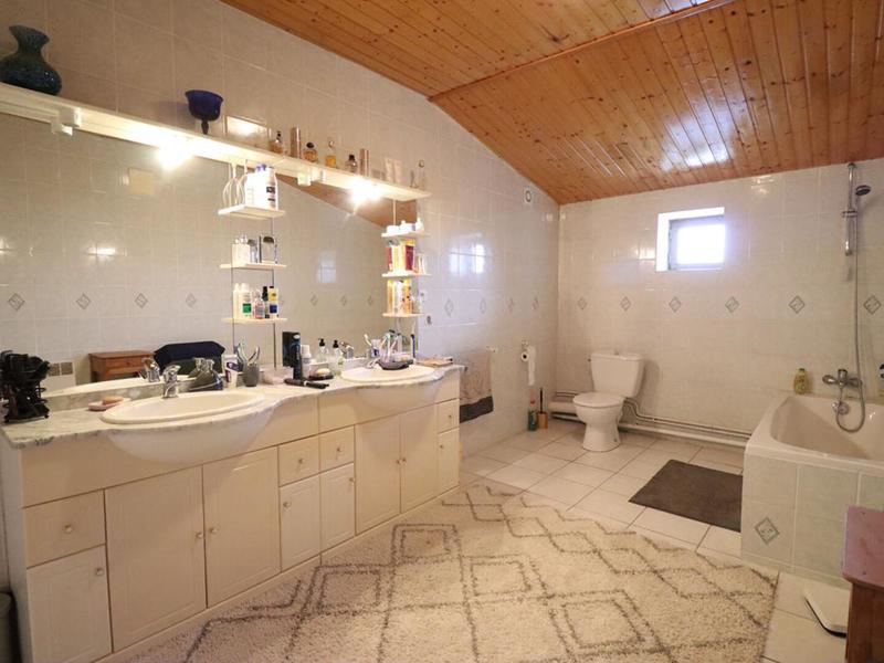 Maison - 220 m² - 6 pièces