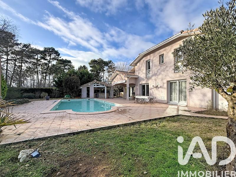 Maison - 263 m² - 9 pièces