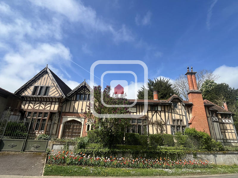 Maison - 405 m² - 10 pièces