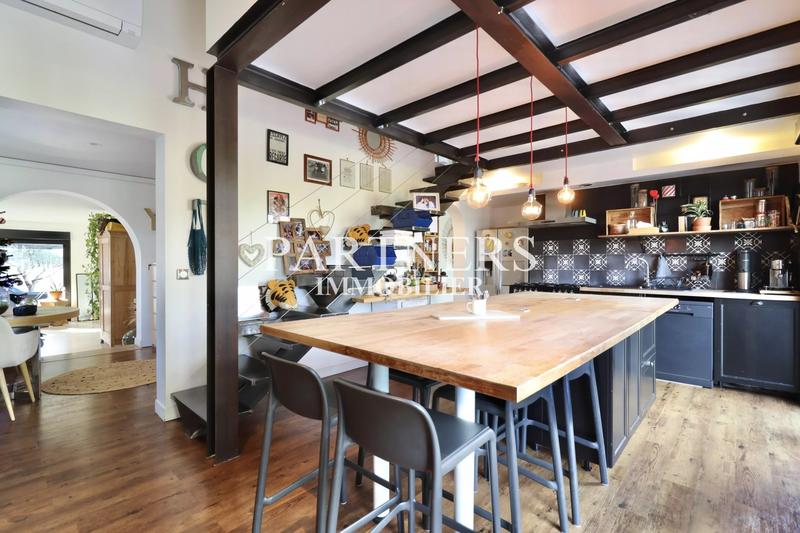 Maison - 220 m² - 7 pièces