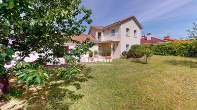 Maison - 266 m² - 10 pièces