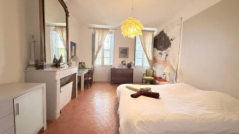 Maison - 817 m² - 15 pièces