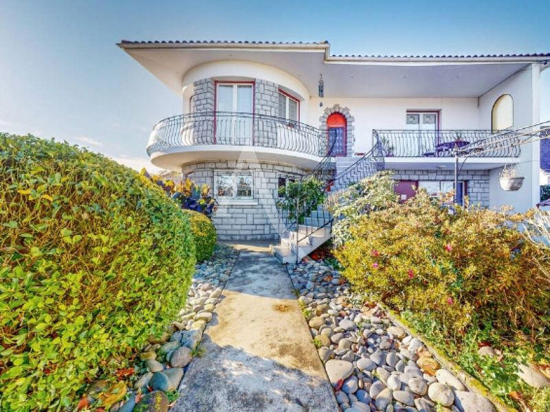 Maison - 277 m² - 9 pièces