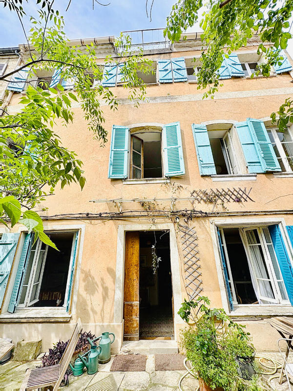 Maison - 250 m² - 9 pièces