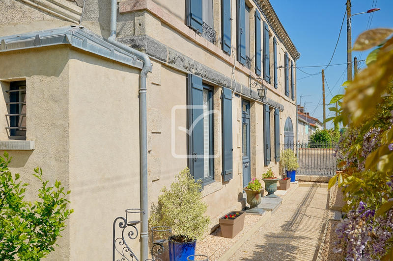 Maison - 310 m² - 12 pièces