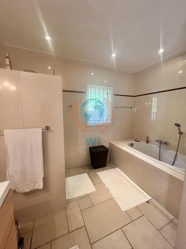 Maison - 210 m² - 6 pièces